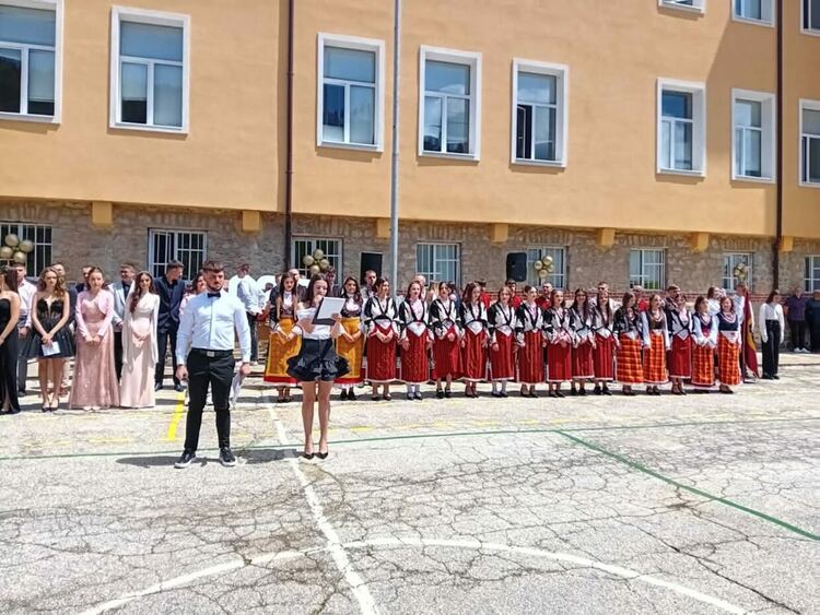 Абитуриенти от Мадан избраха народни носии за изпращането си, дариха парите за тоалети за благотворителност