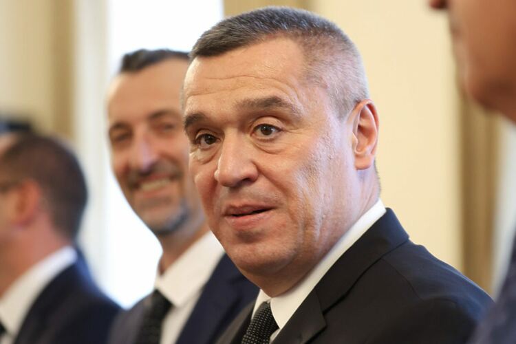 „Магазин за хората“: макар и не в пощите, но земеделското министерство следва желанията на Пеевски