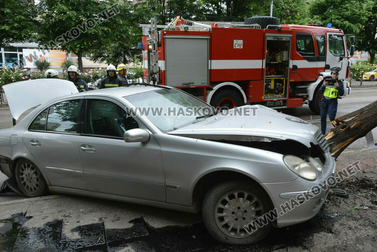 Млада водачка катастрофира на оживена спирка, по чудо няма пострадали