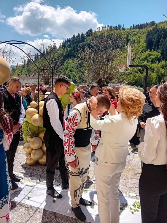 Абитуриенти от Мадан избраха народни носии за изпращането си, дариха парите за тоалети за благотворителност