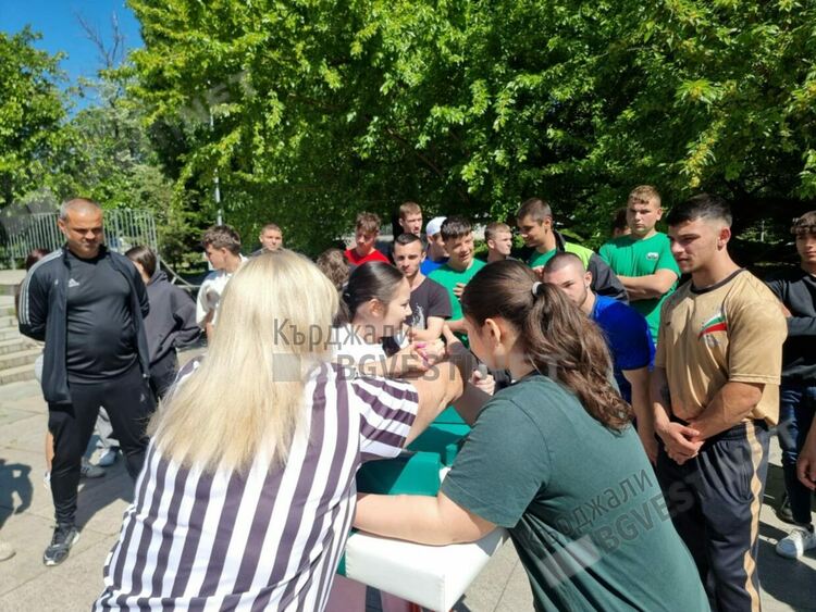 Ученици от шест училища в Кърджали участваха в състезание по канадска борба