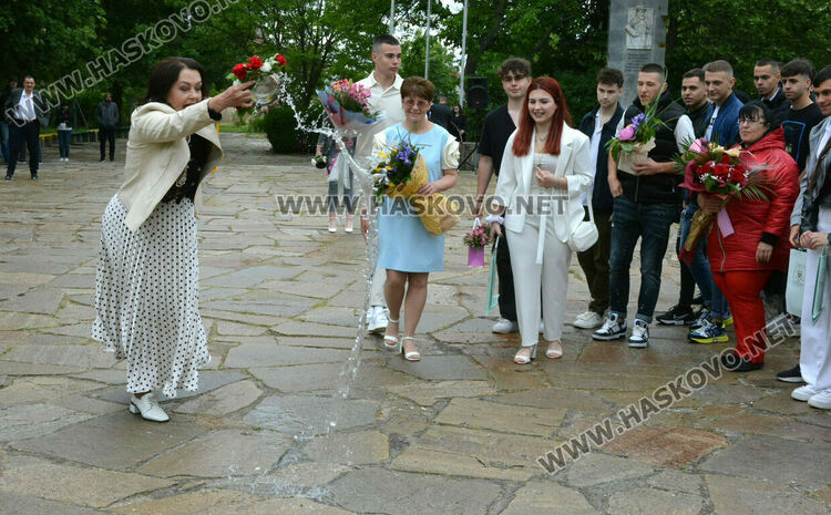 ПГДС-Хасково изпрати 130 абитуриенти, Теодора Киркова с награда „Достоен Асеневец“