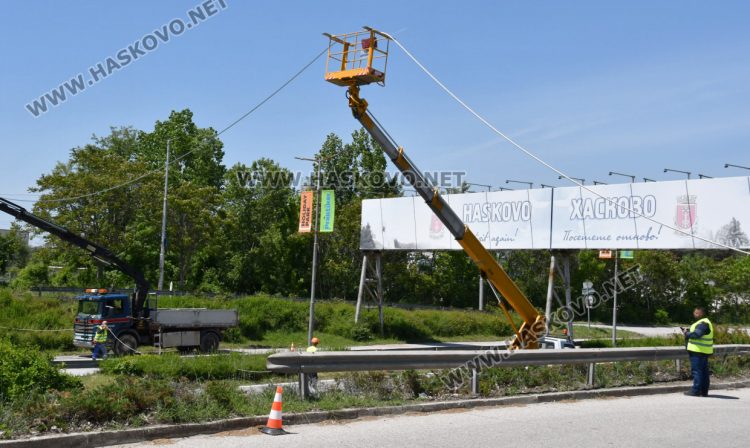 Още спирания на движението на коли на входа на Хасково заради подмяна на електропроводи