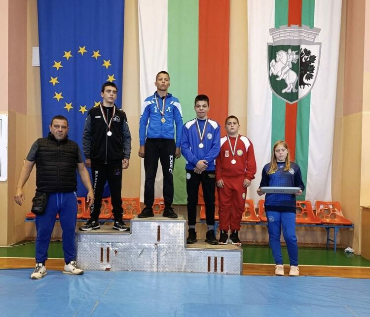 9 медала за хасковските класици на държавното по борба