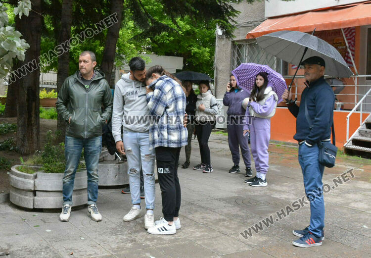 Млада водачка катастрофира на оживена спирка, по чудо няма пострадали