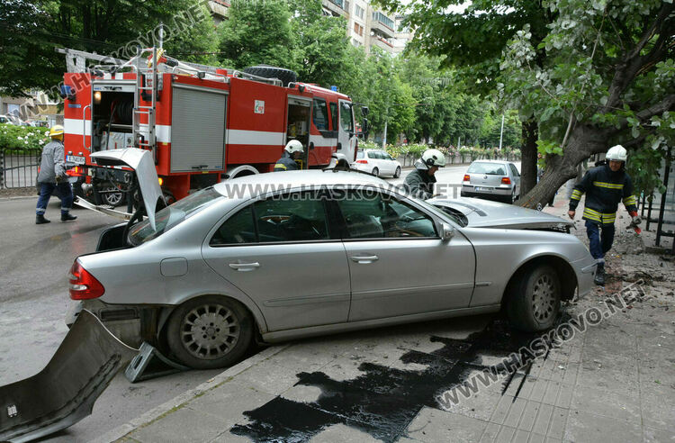 Млада водачка катастрофира на оживена спирка, по чудо няма пострадали