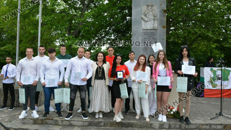 ПГДС-Хасково изпрати 130 абитуриенти, Теодора Киркова с награда „Достоен Асеневец“