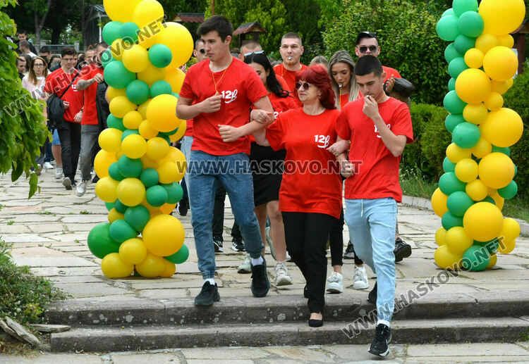 ПГДС-Хасково изпрати 130 абитуриенти, Теодора Киркова с награда „Достоен Асеневец“