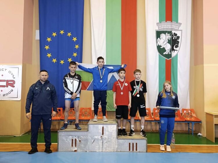 9 медала за хасковските класици на държавното по борба