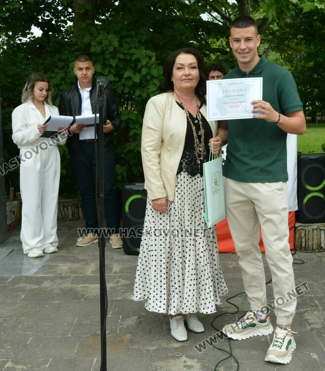 ПГДС-Хасково изпрати 130 абитуриенти, Теодора Киркова с награда „Достоен Асеневец“