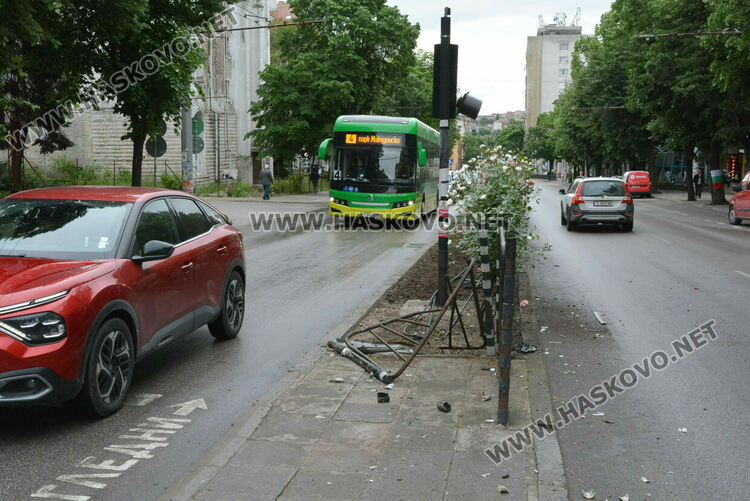 Млада водачка катастрофира на оживена спирка, по чудо няма пострадали