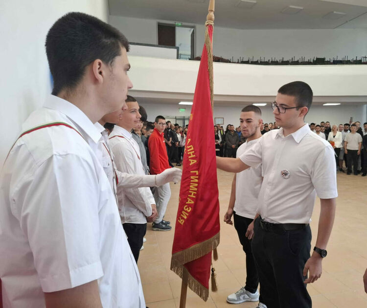 ПГМЕТ „Стойчо и Кица Марчеви“ изпрати абитуриентите от випуск 2025