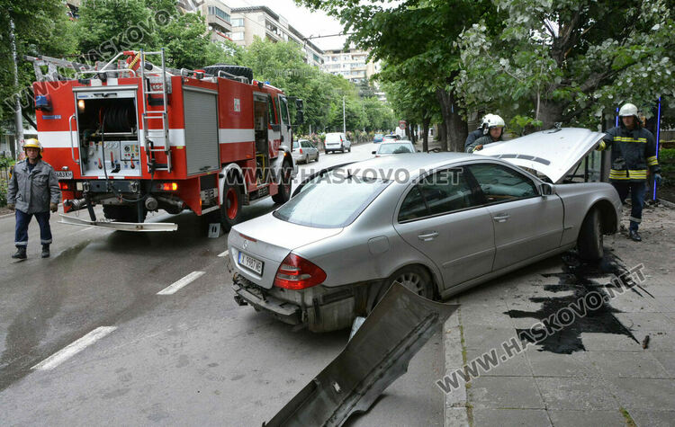 Млада водачка катастрофира на оживена спирка, по чудо няма пострадали
