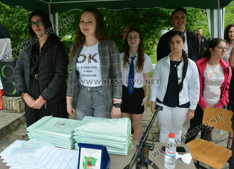 ПГДС-Хасково изпрати 130 абитуриенти, Теодора Киркова с награда „Достоен Асеневец“