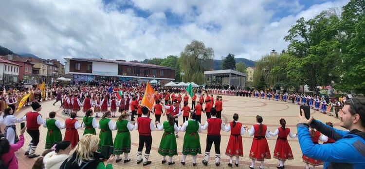 Чепеларе се превърна в столица на хорото и българския дух