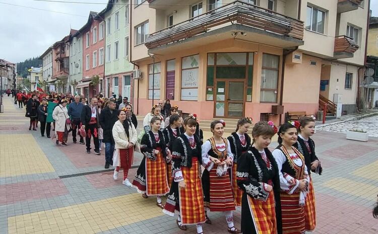 Чепеларе се превърна в столица на хорото и българския дух