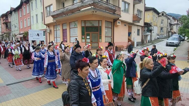 Чепеларе се превърна в столица на хорото и българския дух