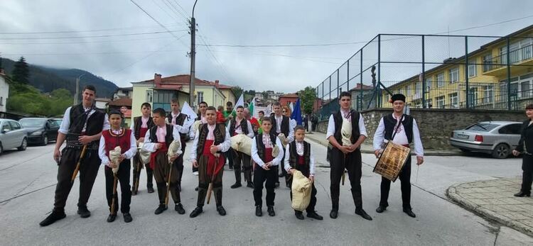 Чепеларе се превърна в столица на хорото и българския дух