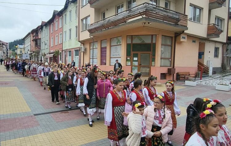 Чепеларе се превърна в столица на хорото и българския дух