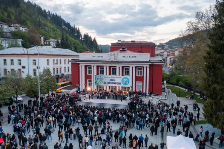 Мадан блести с кристална магия: Празникът продължава и днес