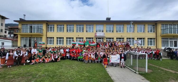 Чепеларе се превърна в столица на хорото и българския дух