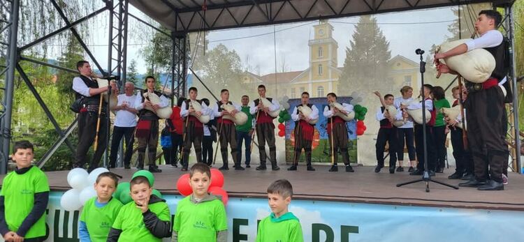 Чепеларе се превърна в столица на хорото и българския дух