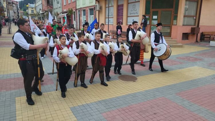 Чепеларе се превърна в столица на хорото и българския дух
