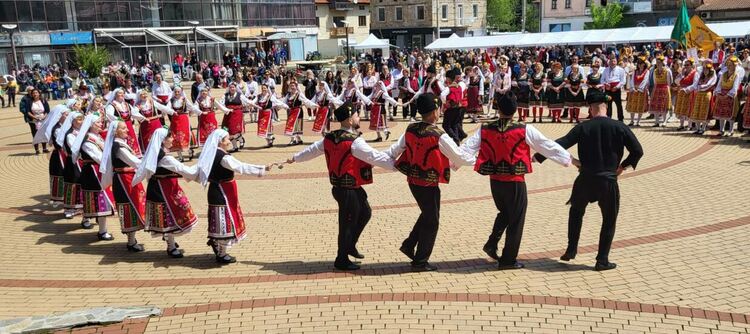 Днес Чепеларе празнува българския дух с Празника на хората – фолклор, традиции и олимпийска слава на едно място