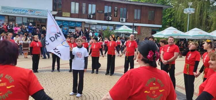 Чепеларе се превърна в столица на хорото и българския дух