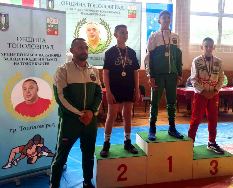 Хасковските борци с поредни успехи, този път на турнир в Тополовград