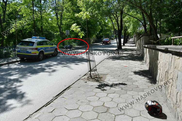 Моторист се блъсна в дърво на ул. „Стара планина“