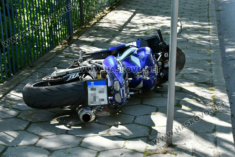 Моторист се блъсна в дърво на ул. „Стара планина“