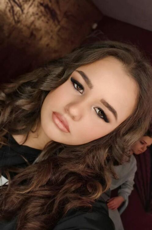 Котешки очи и червило карамел избират абитуриентките