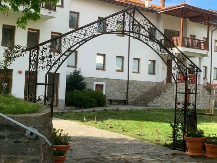 Момчиловци отбеляза кулминацията на Майските празници с нова арка – дар от юбиляри