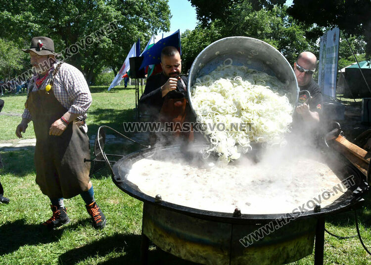 На Кенана: Ути готви кавърма в 80-килограмов тиган 