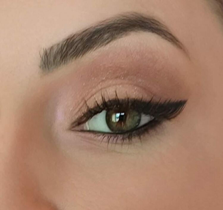 Котешки очи и червило карамел избират абитуриентките