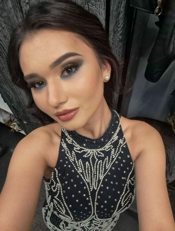 Котешки очи и червило карамел избират абитуриентките