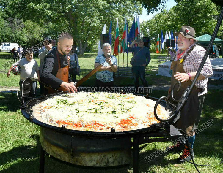 На Кенана: Ути готви кавърма в 80-килограмов тиган 