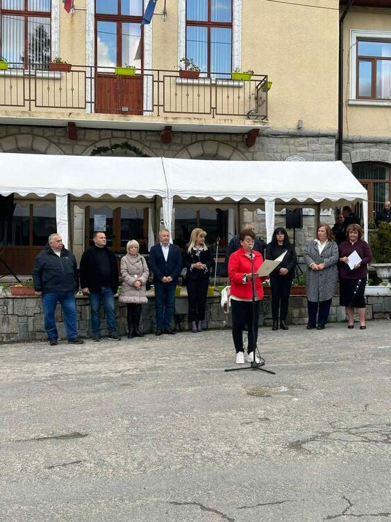 Момчиловци отбеляза кулминацията на Майските празници с нова арка – дар от юбиляри