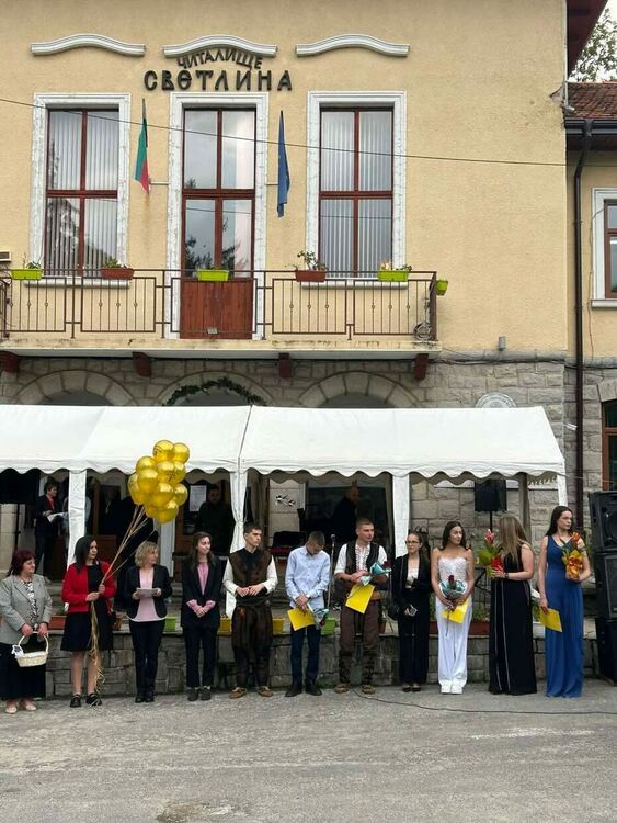 Момчиловци отбеляза кулминацията на Майските празници с нова арка – дар от юбиляри