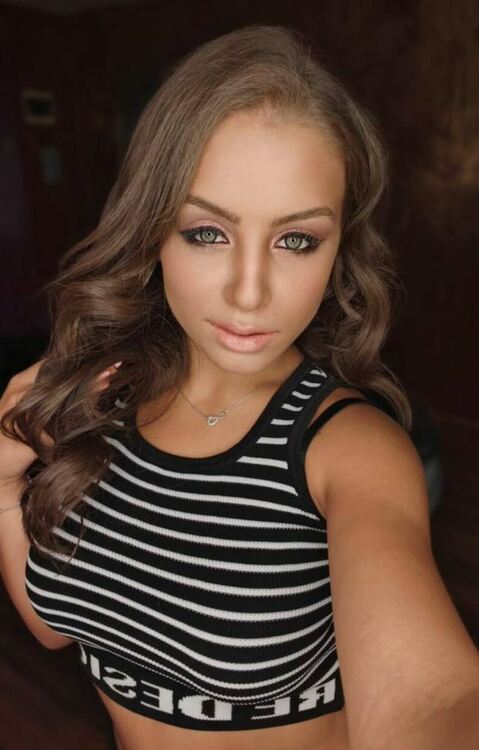 Котешки очи и червило карамел избират абитуриентките