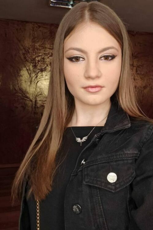 Котешки очи и червило карамел избират абитуриентките