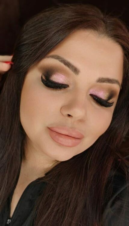 Котешки очи и червило карамел избират абитуриентките