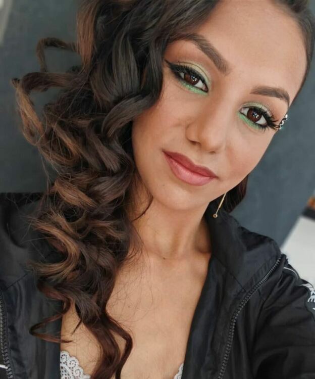 Котешки очи и червило карамел избират абитуриентките