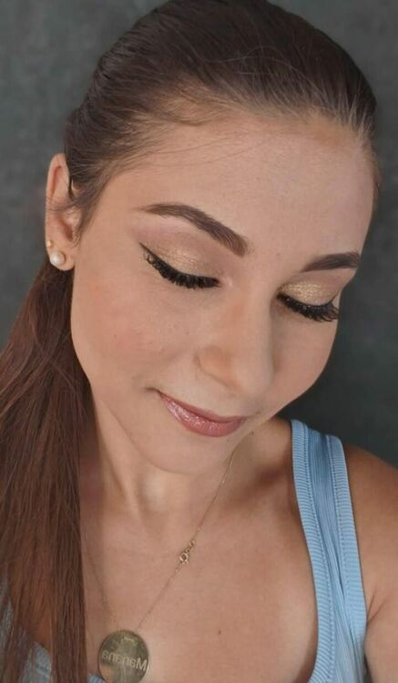 Котешки очи и червило карамел избират абитуриентките