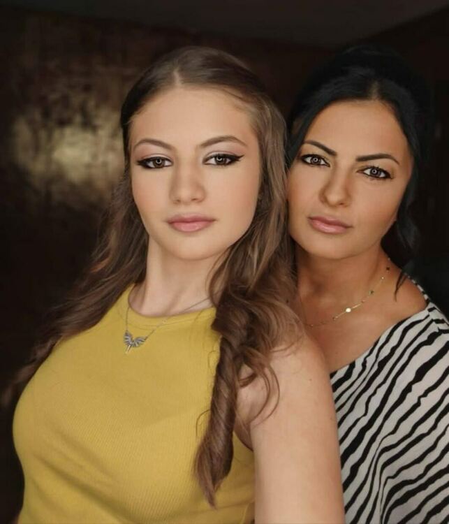 Котешки очи и червило карамел избират абитуриентките