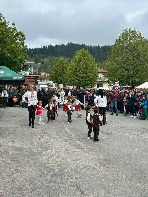 Момчиловци отбеляза кулминацията на Майските празници с нова арка – дар от юбиляри
