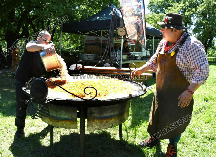 На Кенана: Ути готви кавърма в 80-килограмов тиган 