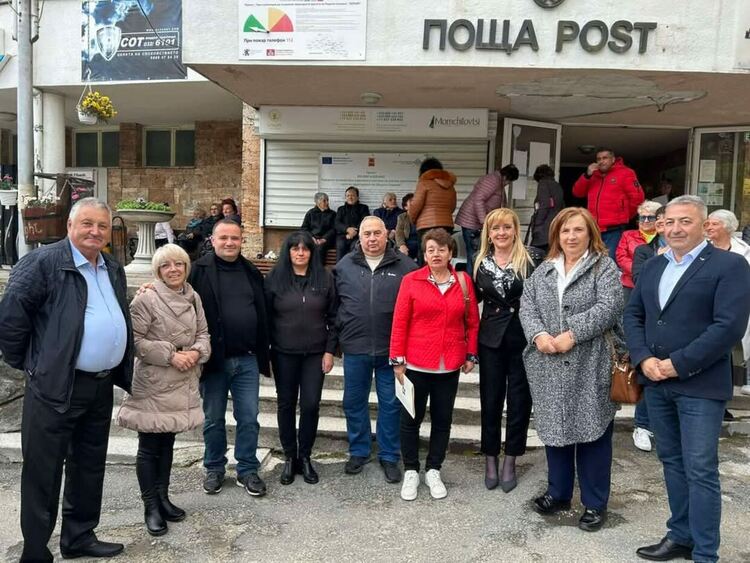 Момчиловци отбеляза кулминацията на Майските празници с нова арка – дар от юбиляри