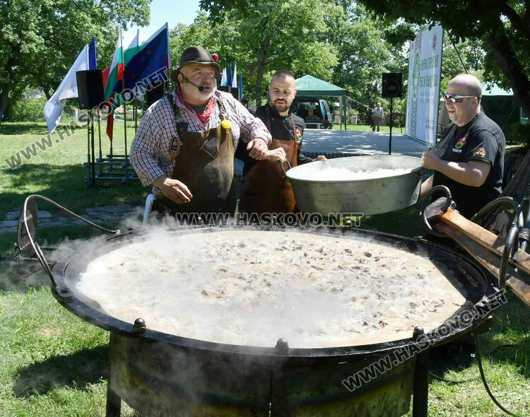 На Кенана: Ути готви кавърма в 80-килограмов тиган 